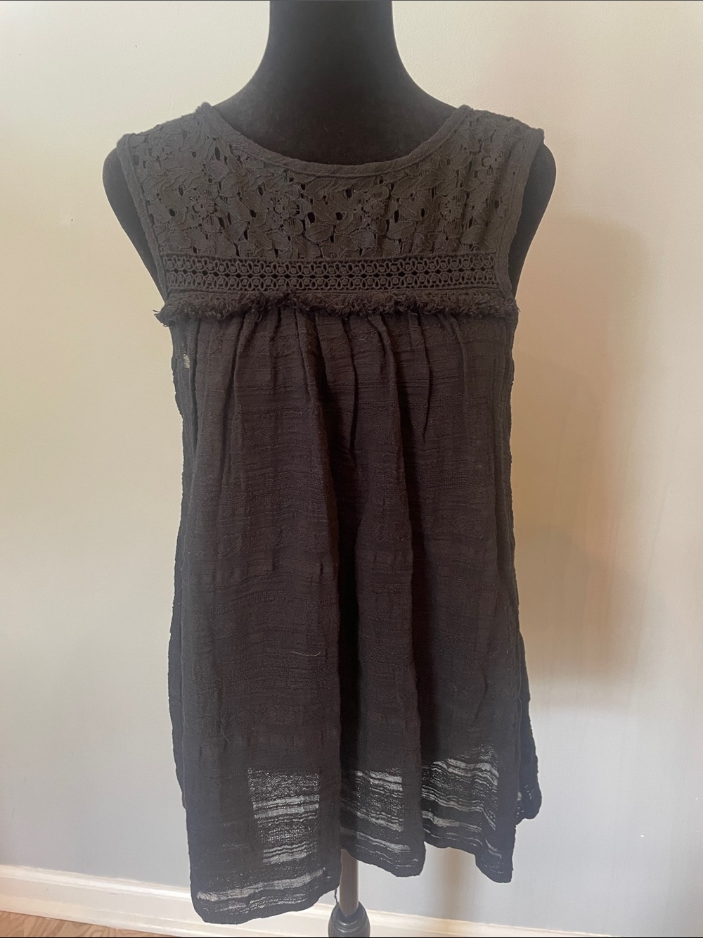 Women’s Black lace  Yoke Sleeveless Top medium new - max studio